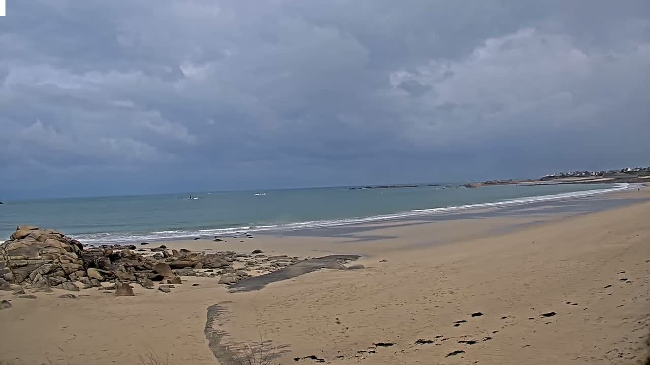Plouescat Beach Line & City PTZ Live Cam - Morlaix, Finistère, Bretagne, France