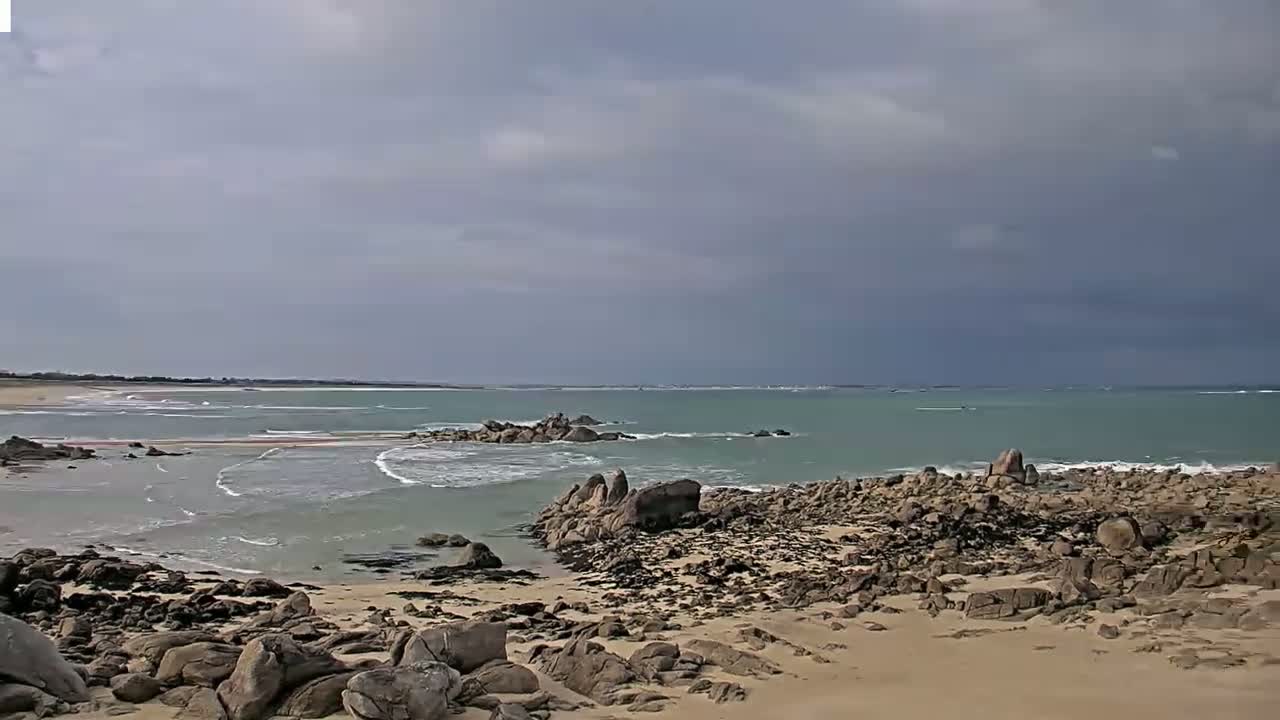 Plouescat Beach Line & City PTZ Live Cam - Morlaix, Finistère, Bretagne, France