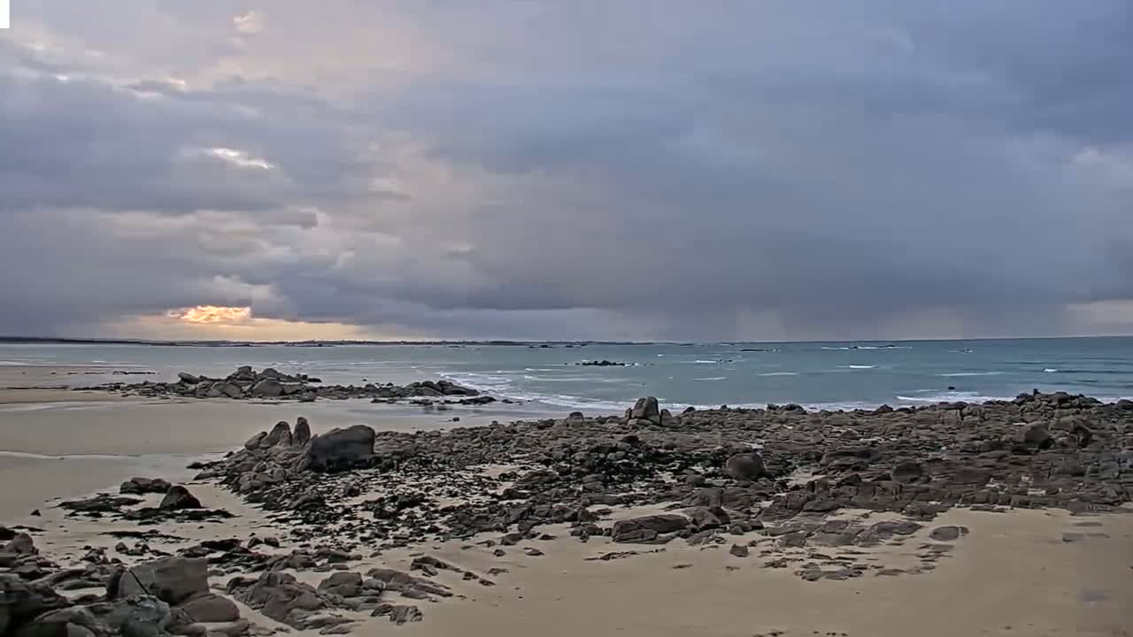 Plouescat Beach Line & City PTZ Live Cam - Morlaix, Finistère, Bretagne, France