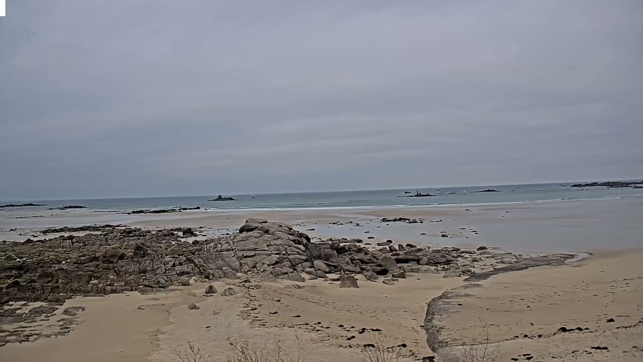 Plouescat Beach Line & City PTZ Live Cam - Morlaix, Finistère, Bretagne, France