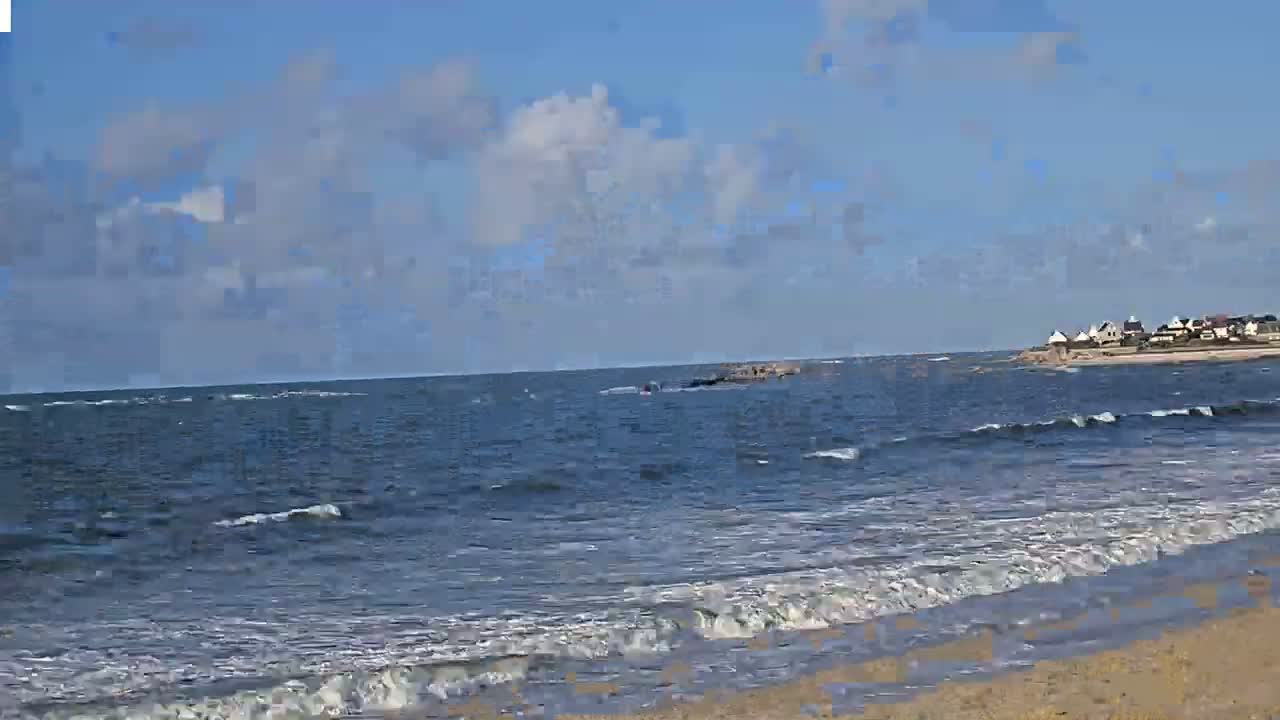 Plouescat Beach Line & City PTZ Live Cam - Morlaix, Finistère, Bretagne, France