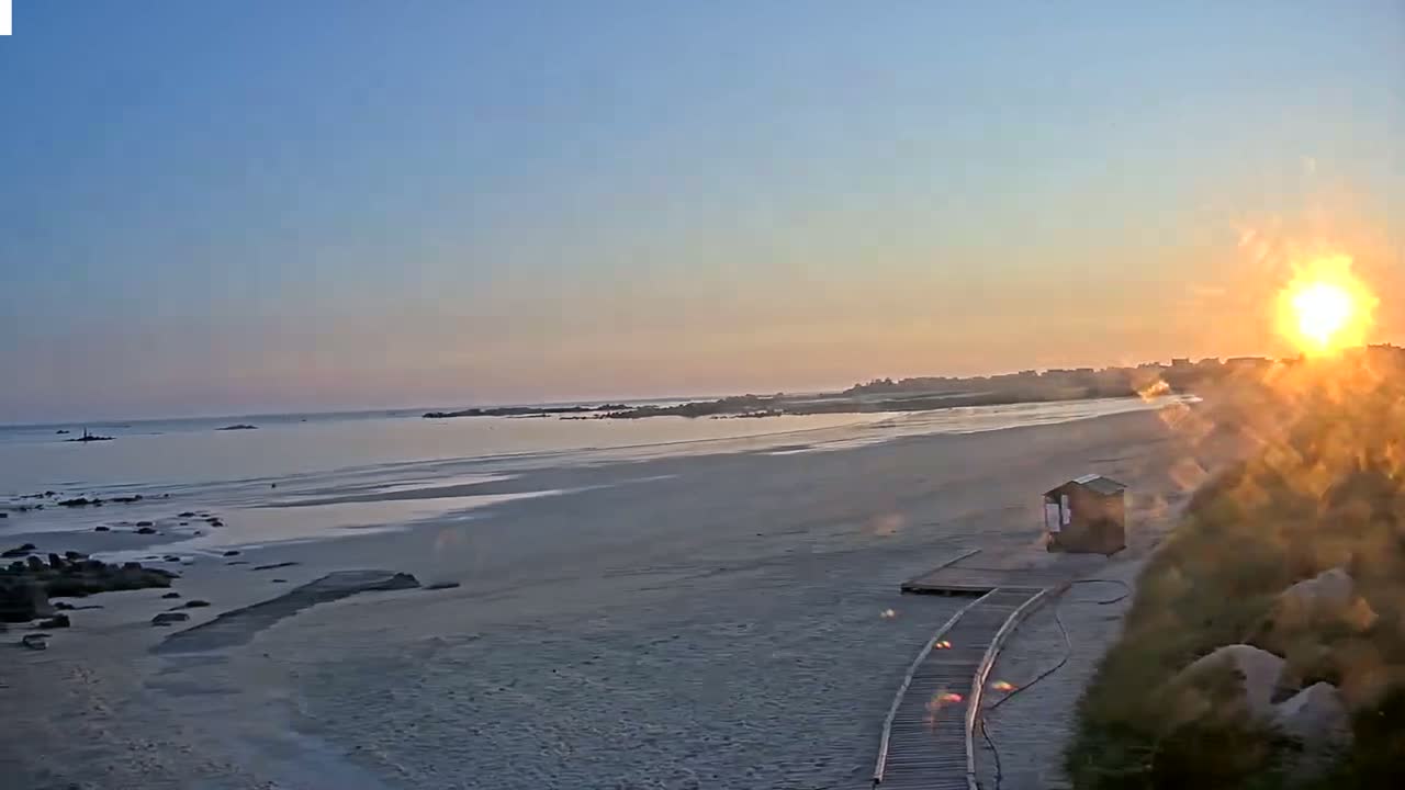 Plouescat Beach Line & City PTZ Live Cam - Morlaix, Finistère, Bretagne, France