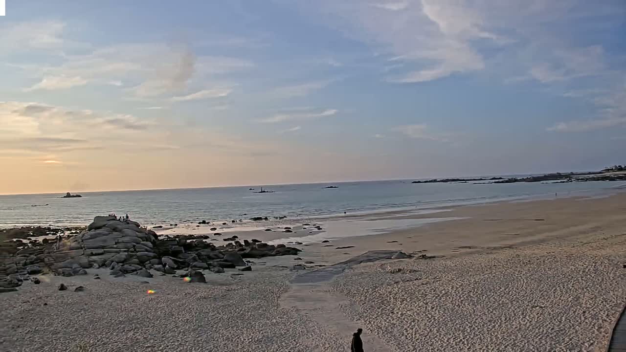 Plouescat Beach Line & City PTZ Live Cam - Morlaix, Finistère, Bretagne, France