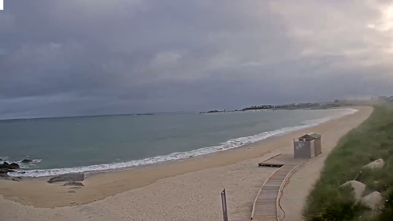 Plouescat Beach Line & City PTZ Live Cam - Morlaix, Finistère, Bretagne, France