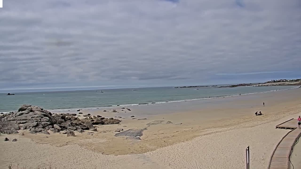 Plouescat Beach Line & City PTZ Live Cam - Morlaix, Finistère, Bretagne, France