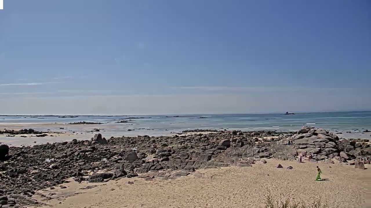 Plouescat Beach Line & City PTZ Live Cam - Morlaix, Finistère, Bretagne, France
