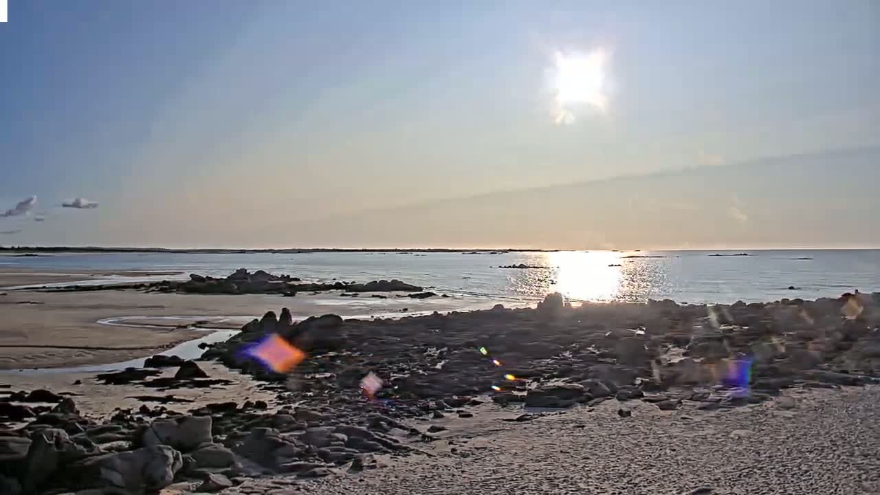 Plouescat Beach Line & City PTZ Live Cam - Morlaix, Finistère, Bretagne, France