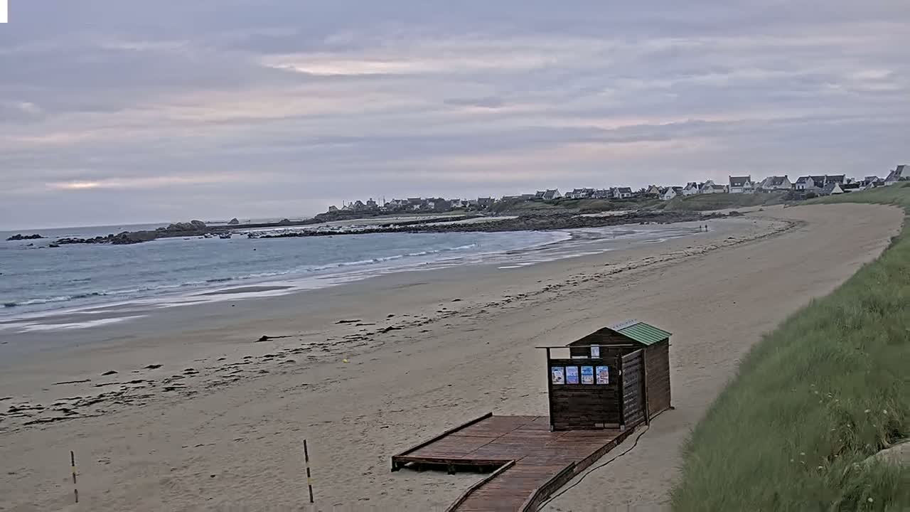 Plouescat Beach Line & City PTZ Live Cam - Morlaix, Finistère, Bretagne, France