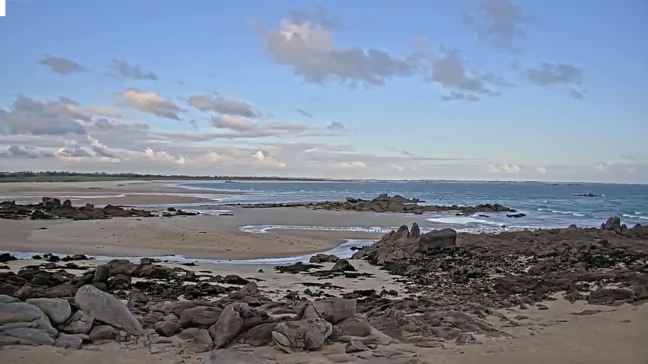 Plouescat Beach Line & City PTZ Live Cam - Morlaix, Finistère, Bretagne, France