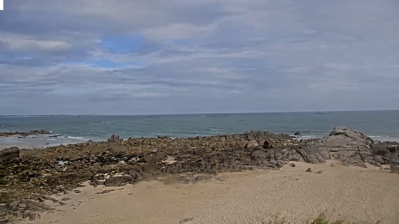 Plouescat Beach Line & City PTZ Live Cam - Morlaix, Finistère, Bretagne, France