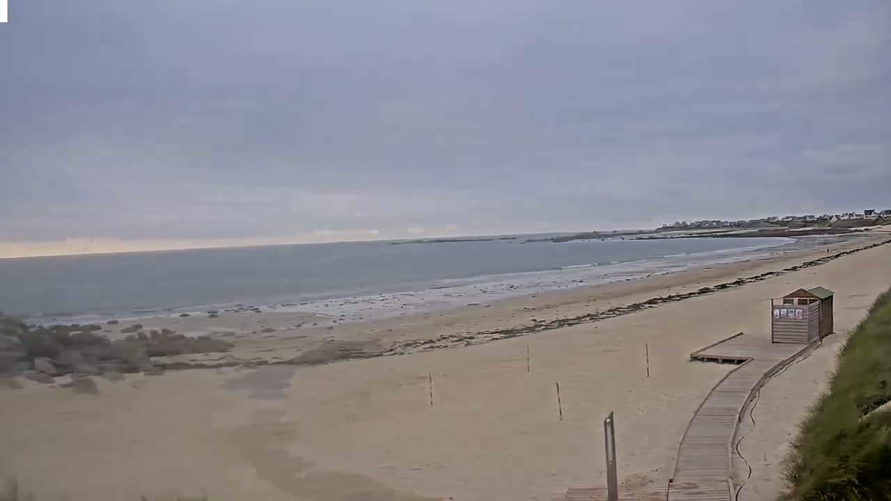 Plouescat Beach Line & City PTZ Live Cam - Morlaix, Finistère, Bretagne, France