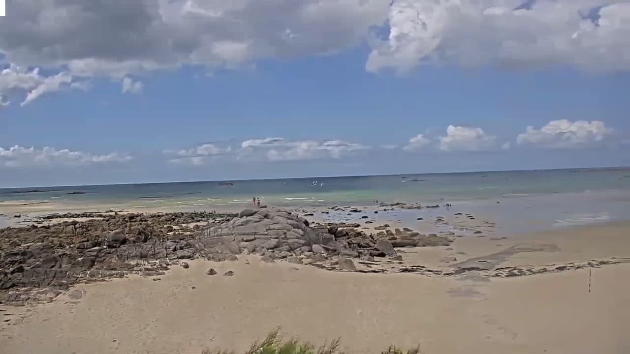 Plouescat Beach Line & City PTZ Live Cam - Morlaix, Finistère, Bretagne, France