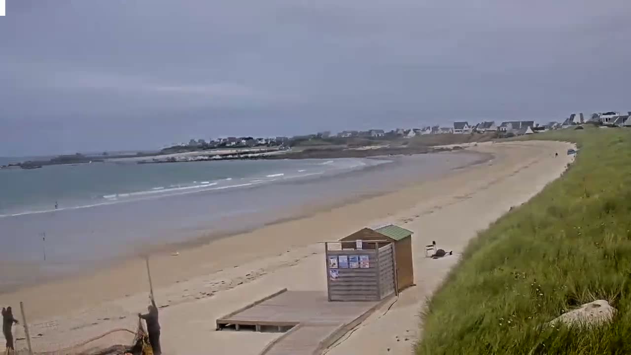Plouescat Beach Line & City PTZ Live Cam - Morlaix, Finistère, Bretagne, France
