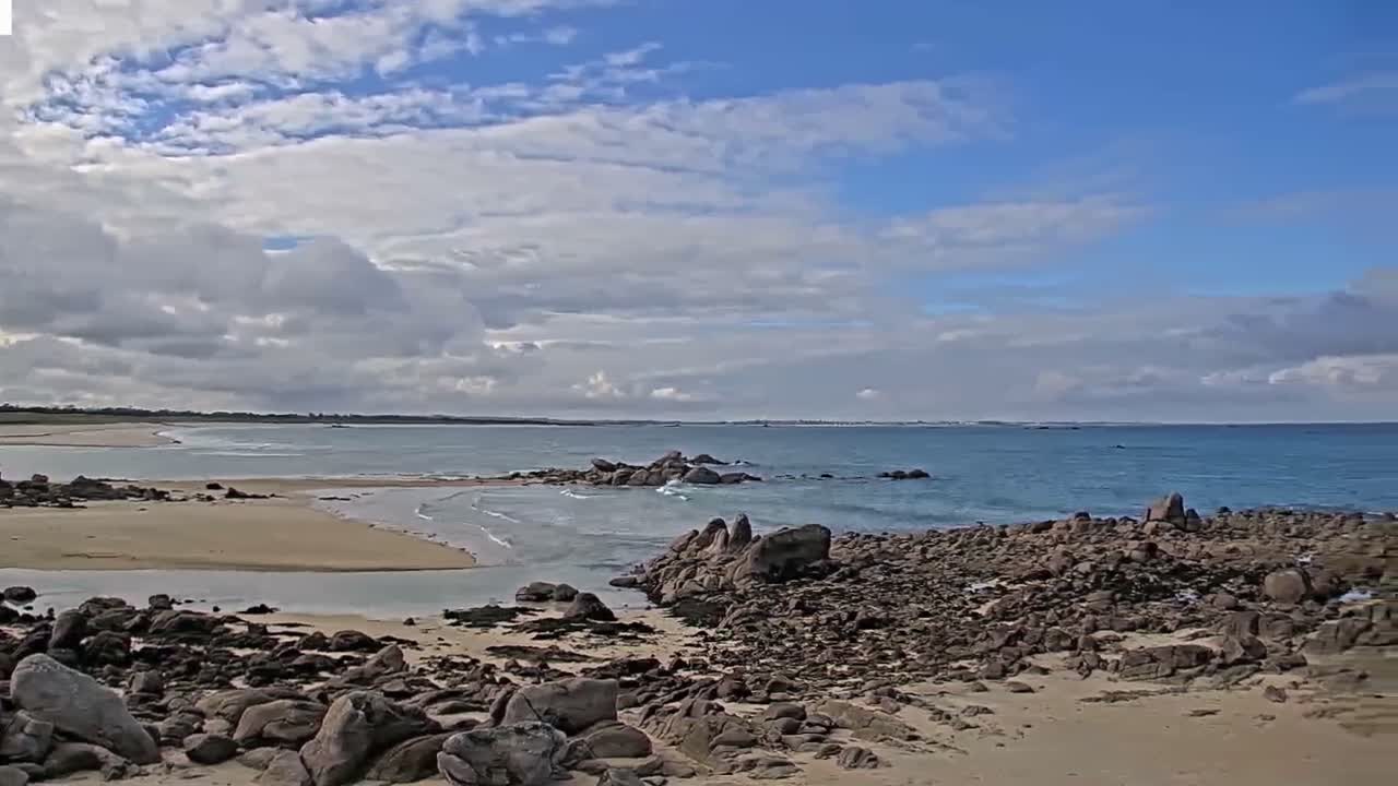 Plouescat Beach Line & City PTZ Live Cam - Morlaix, Finistère, Bretagne, France