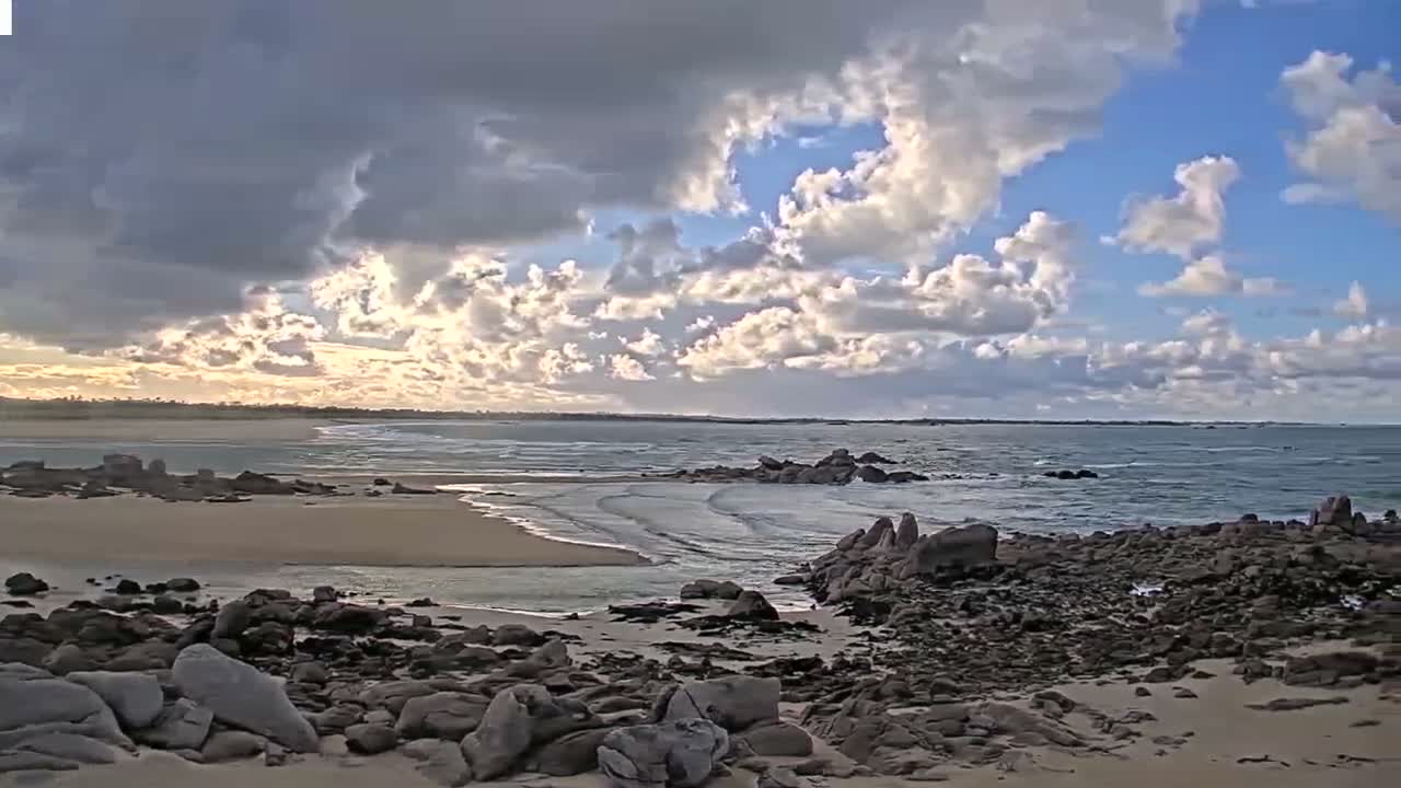 Plouescat Beach Line & City PTZ Live Cam - Morlaix, Finistère, Bretagne, France