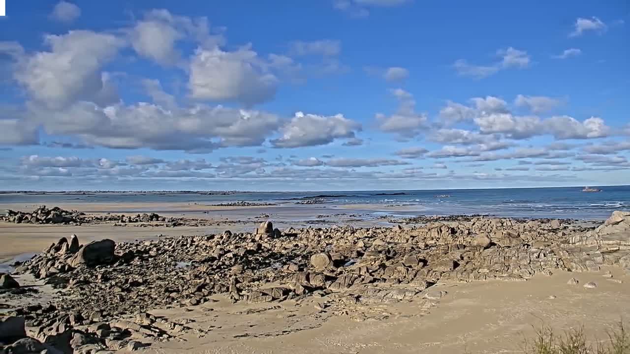 Plouescat Beach Line & City PTZ Live Cam - Morlaix, Finistère, Bretagne, France