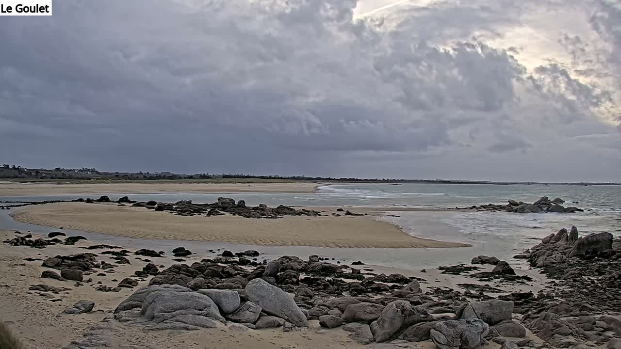 Plouescat Beach Line & City PTZ Live Cam - Morlaix, Finistère, Bretagne, France
