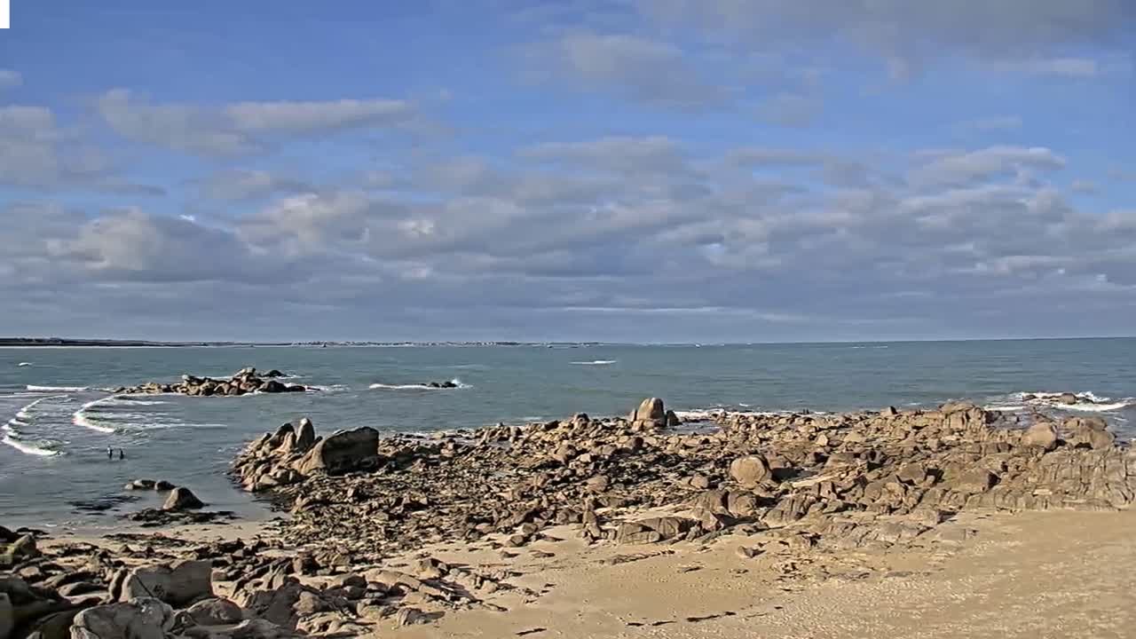 Plouescat Beach Line & City PTZ Live Cam - Morlaix, Finistère, Bretagne, France