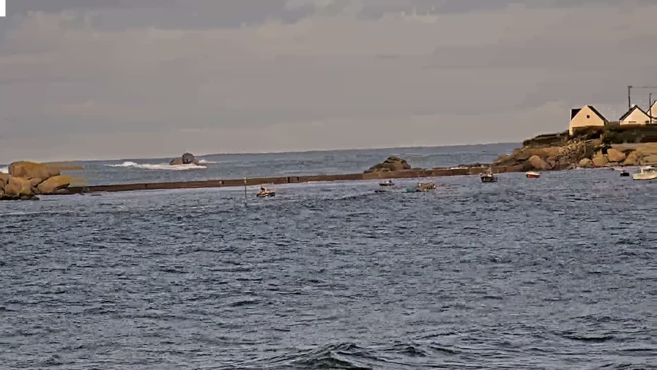 Plouescat Beach Line & City PTZ Live Cam - Morlaix, Finistère, Bretagne, France