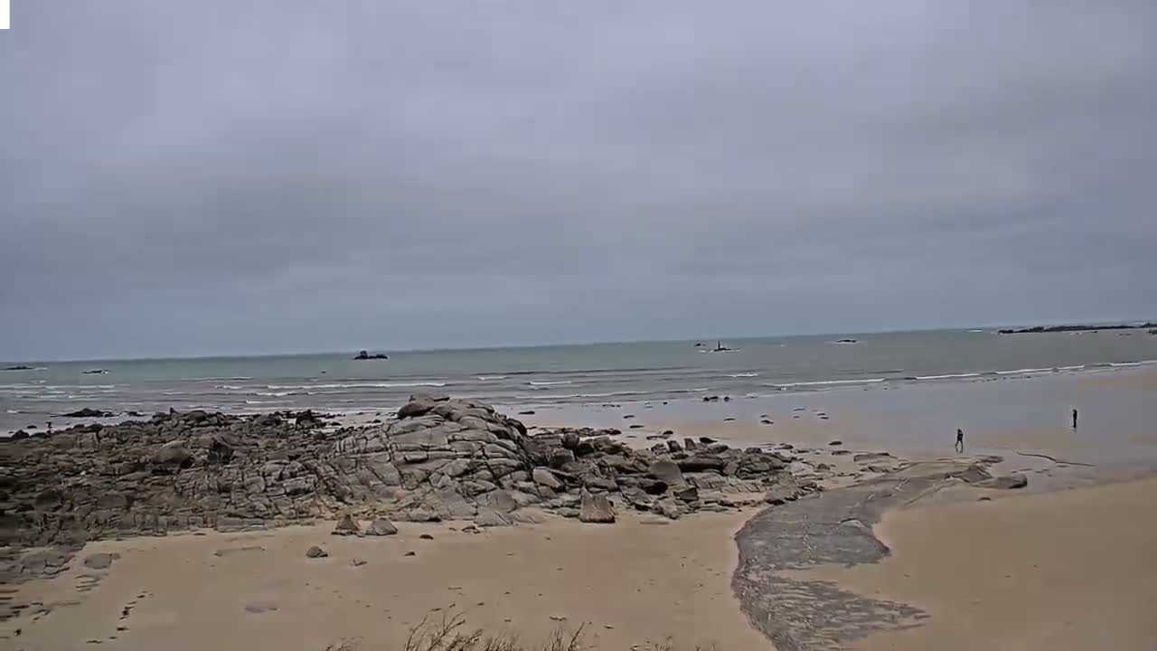Plouescat Beach Line & City PTZ Live Cam - Morlaix, Finistère, Bretagne, France
