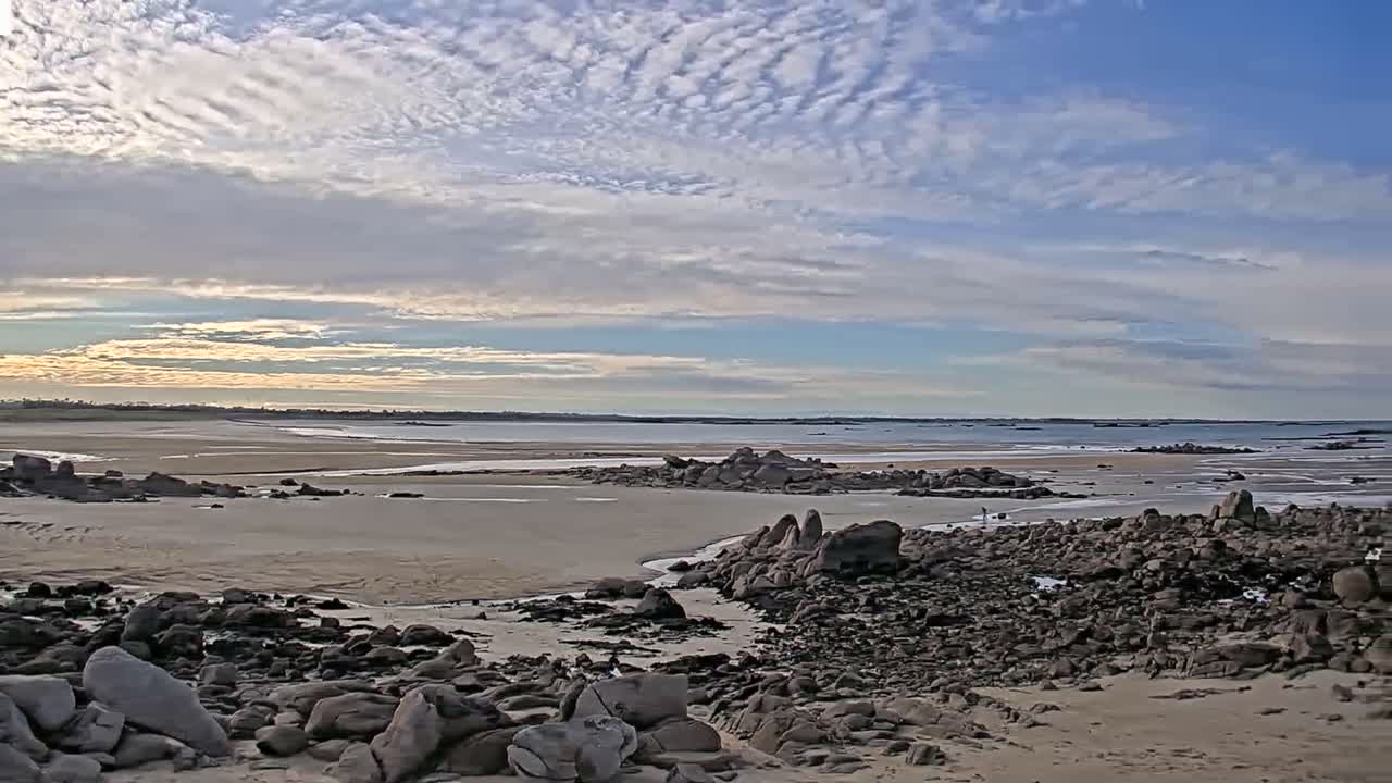 Plouescat Beach Line & City PTZ Live Cam - Morlaix, Finistère, Bretagne, France