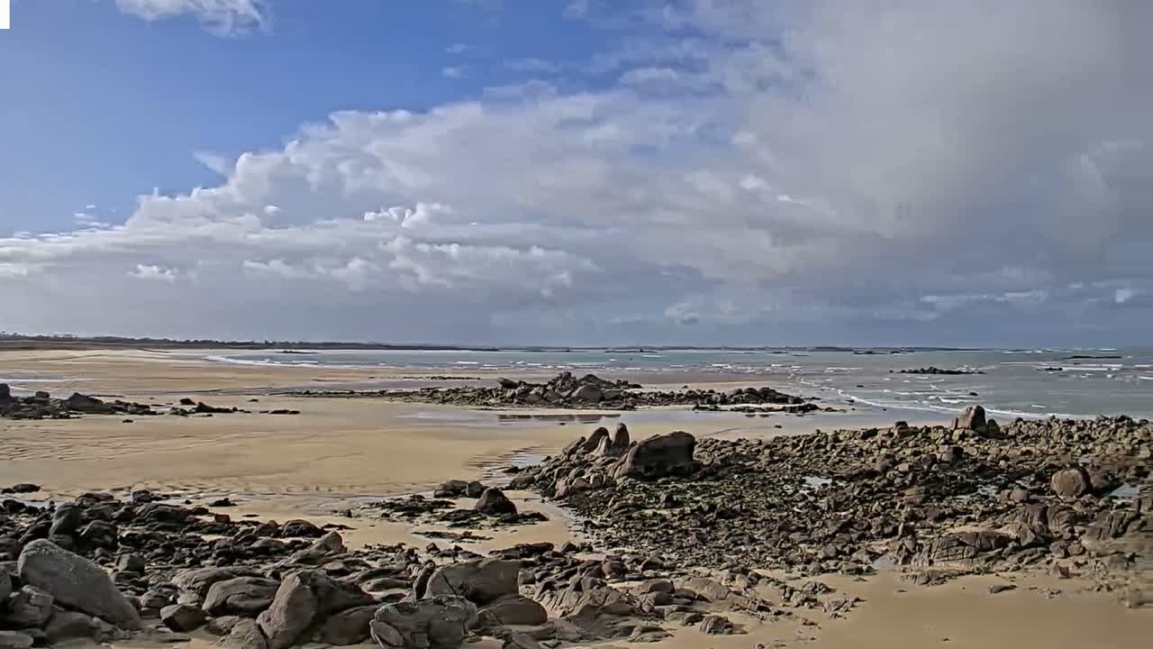Plouescat Beach Line & City PTZ Live Cam - Morlaix, Finistère, Bretagne, France