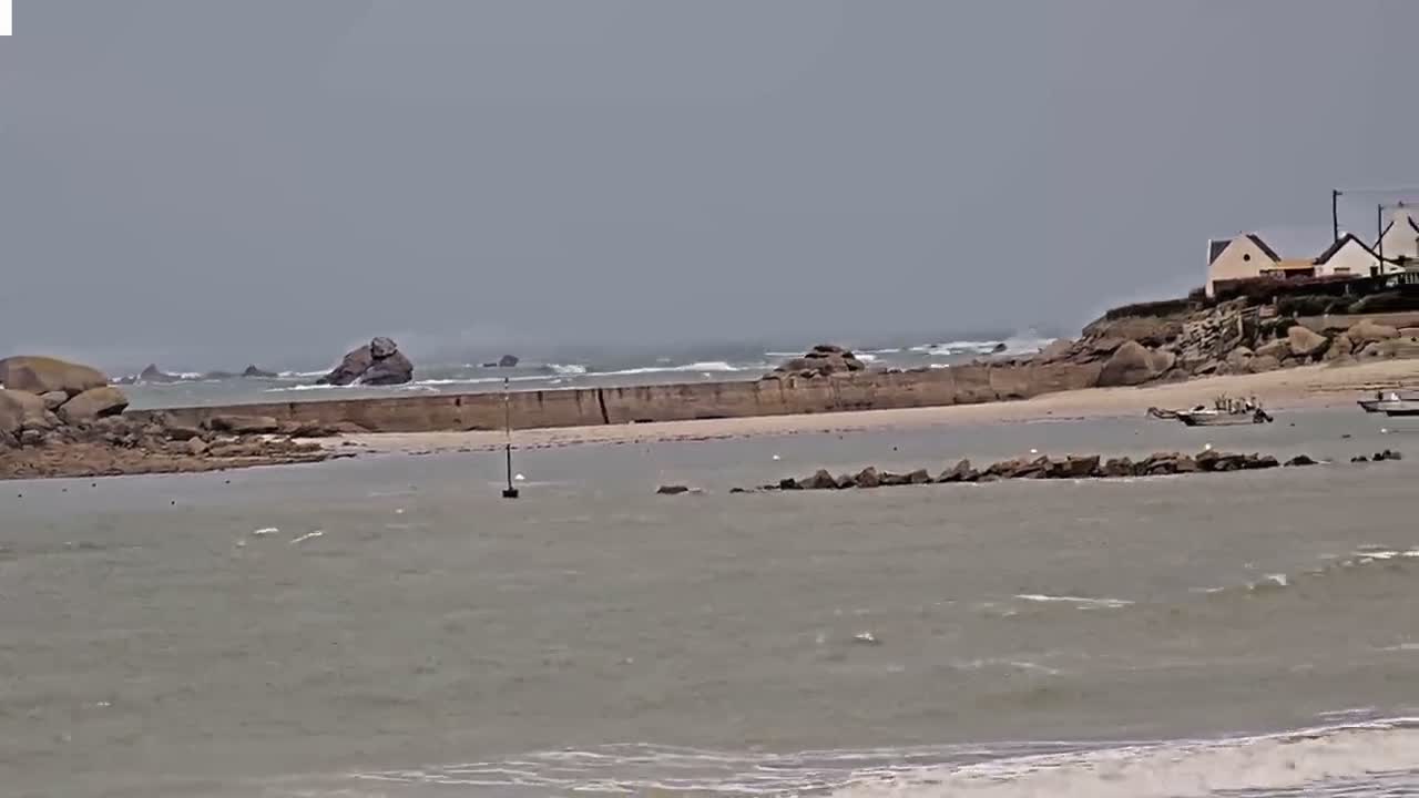 Plouescat Beach Line & City PTZ Live Cam - Morlaix, Finistère, Bretagne, France