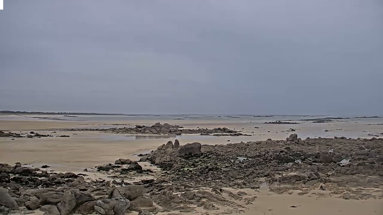 Plouescat Beach Line & City PTZ Live Cam - Morlaix, Finistère, Bretagne, France