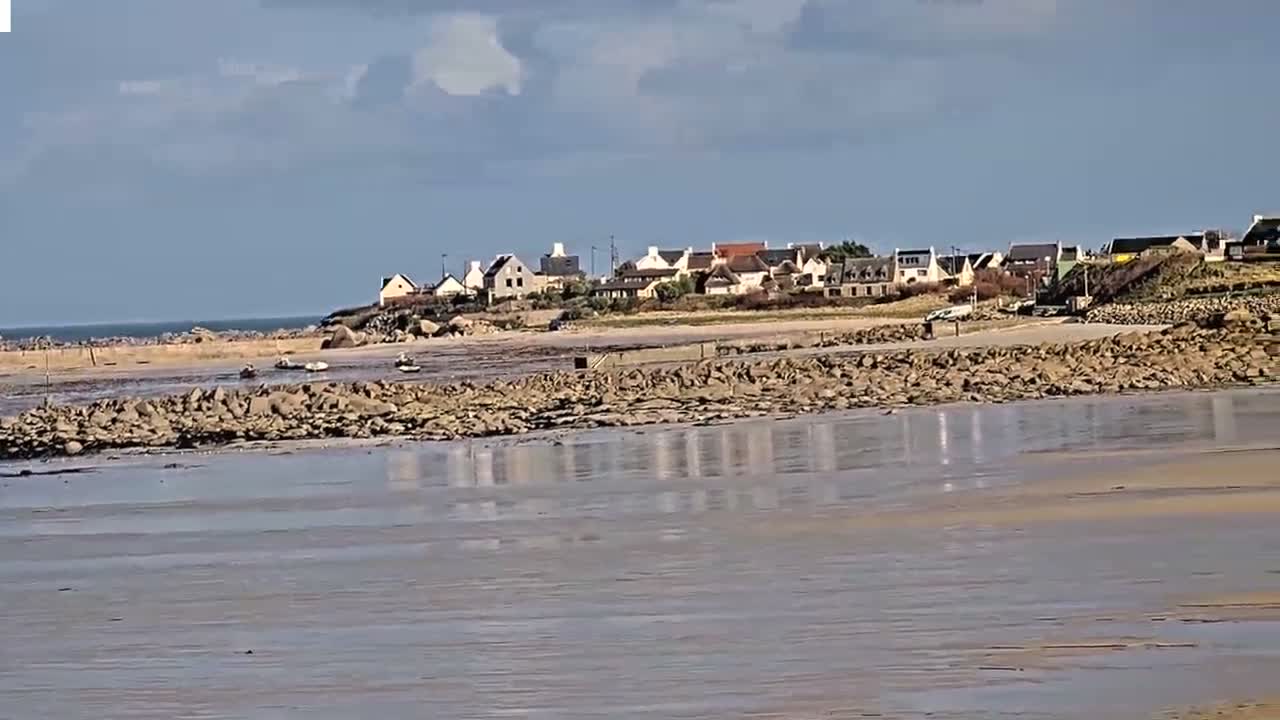 Plouescat Beach Line & City PTZ Live Cam - Morlaix, Finistère, Bretagne, France