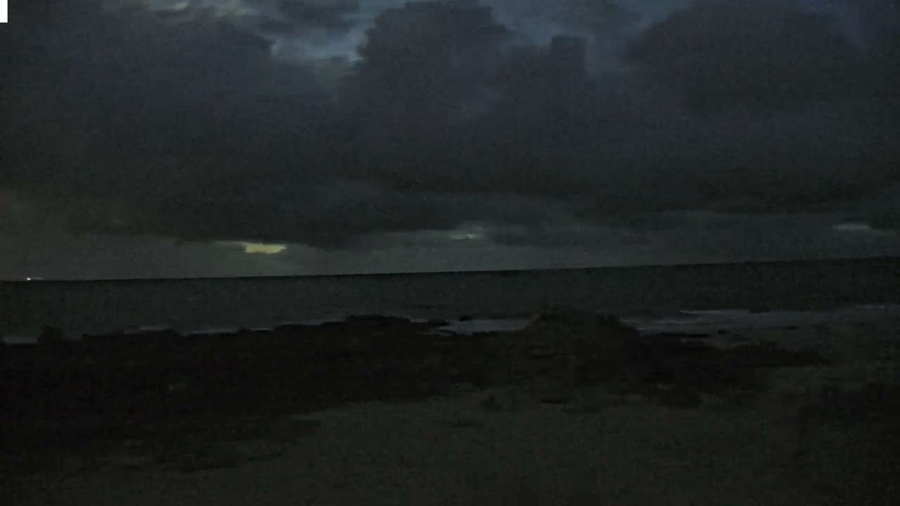 Plouescat Beach Line & City PTZ Live Cam - Morlaix, Finistère, Bretagne, France