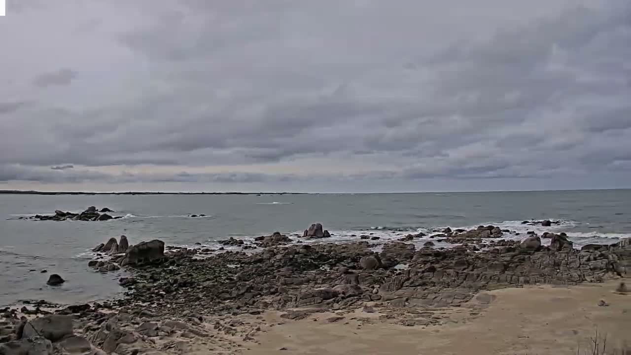 Plouescat Beach Line & City PTZ Live Cam - Morlaix, Finistère, Bretagne, France