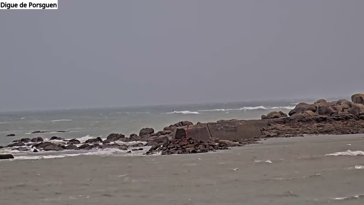 Plouescat Beach Line & City PTZ Live Cam - Morlaix, Finistère, Bretagne, France