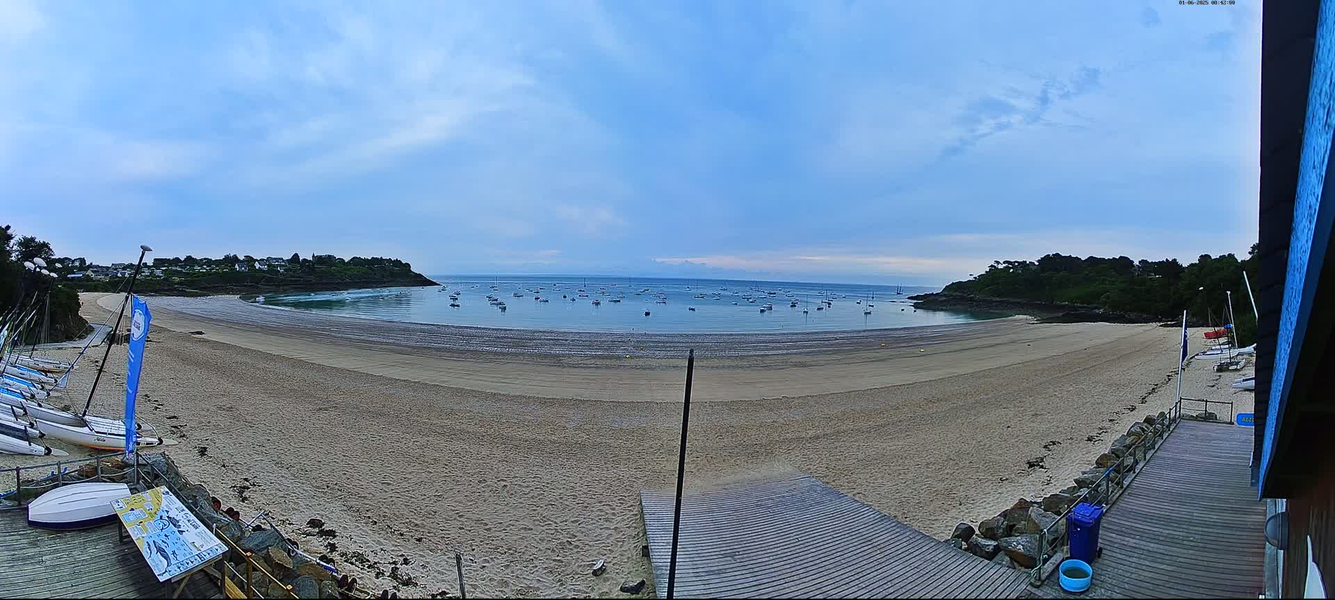 Cancale,  Plage de Port Mer Beach Live Cam - Saint-Malo, 	Ille-et-Vilaine, Bretagne, France