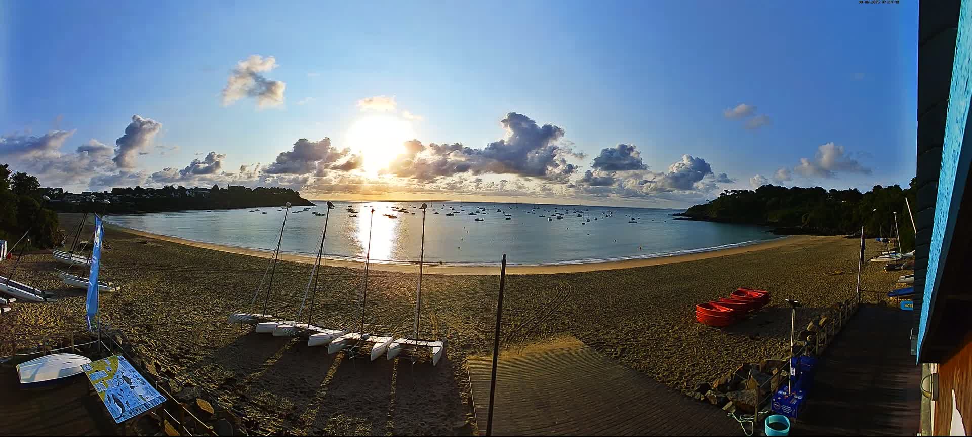 Cancale,  Plage de Port Mer Beach Live Cam - Saint-Malo, 	Ille-et-Vilaine, Bretagne, France
