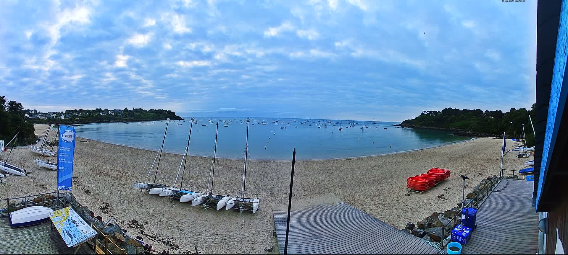 Cancale,  Plage de Port Mer Beach Live Cam - Saint-Malo, 	Ille-et-Vilaine, Bretagne, France