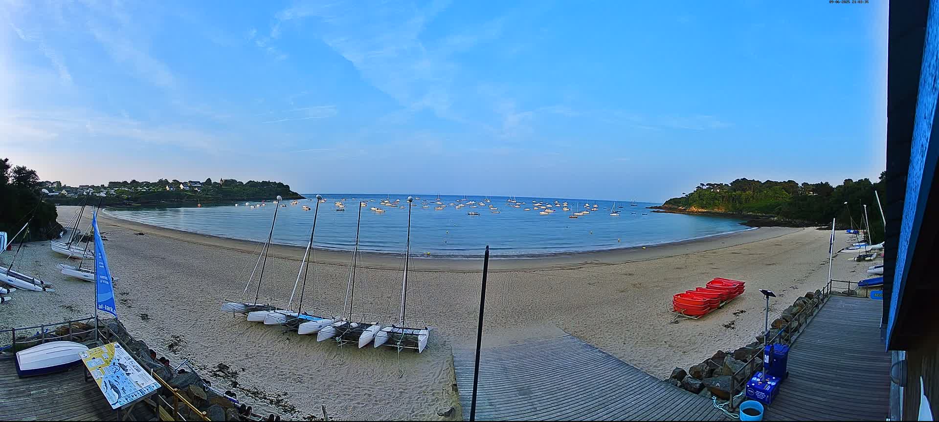 Cancale,  Plage de Port Mer Beach Live Cam - Saint-Malo, 	Ille-et-Vilaine, Bretagne, France