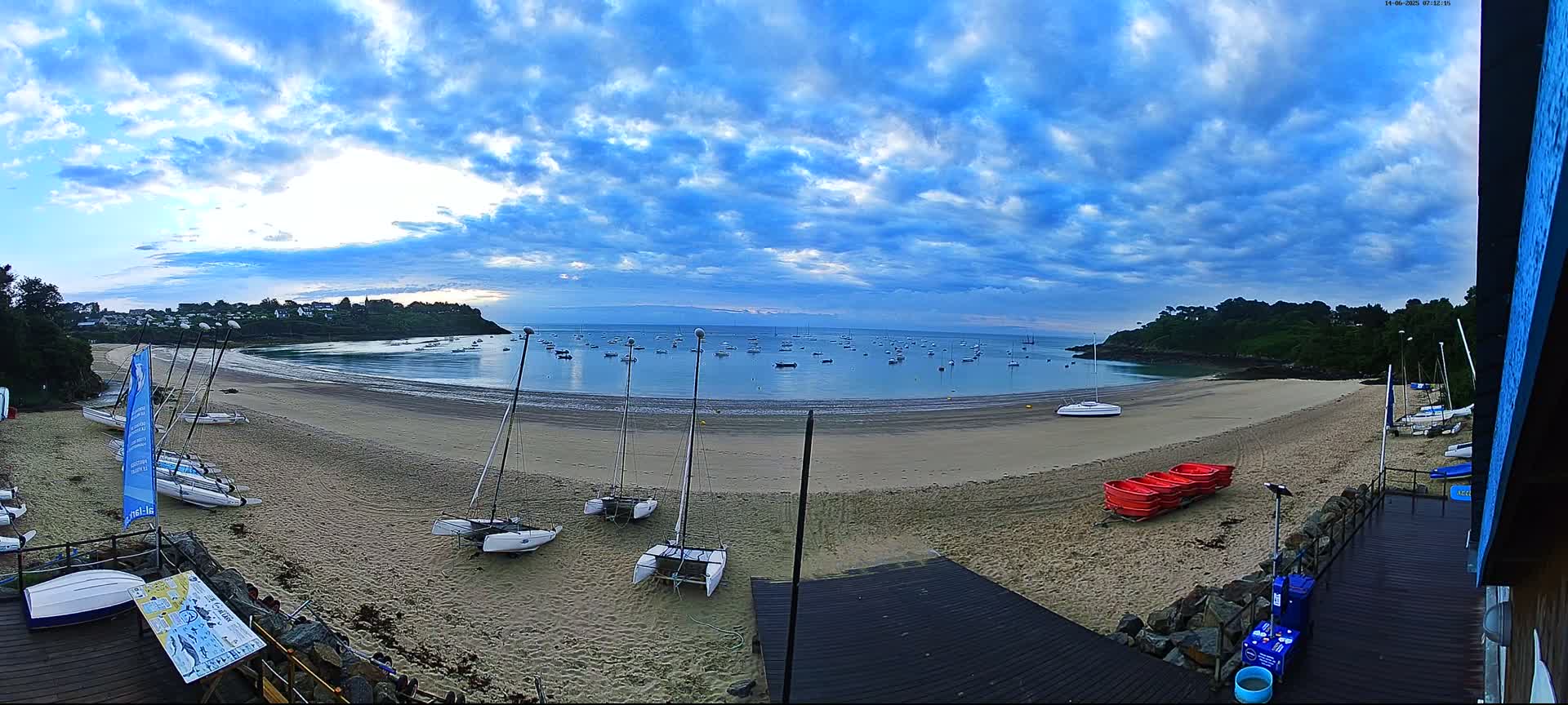 Cancale,  Plage de Port Mer Beach Live Cam - Saint-Malo, 	Ille-et-Vilaine, Bretagne, France