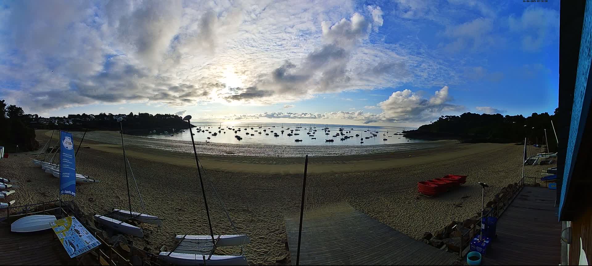 Cancale,  Plage de Port Mer Beach Live Cam - Saint-Malo, 	Ille-et-Vilaine, Bretagne, France