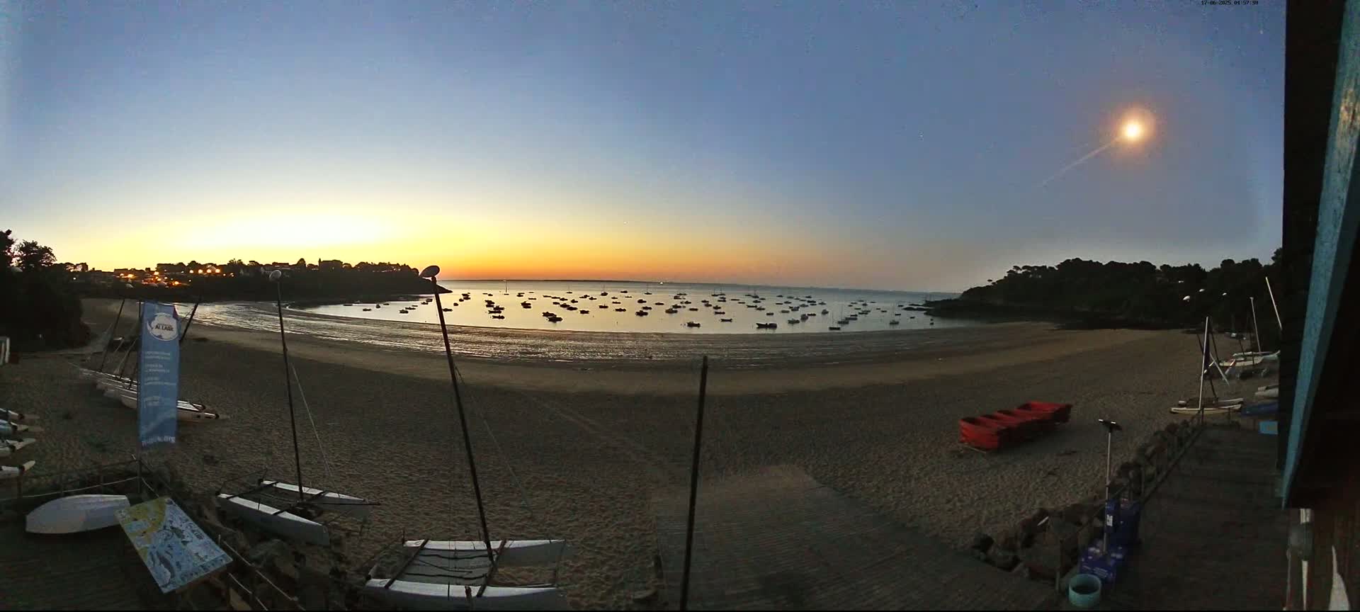 Cancale,  Plage de Port Mer Beach Live Cam - Saint-Malo, 	Ille-et-Vilaine, Bretagne, France