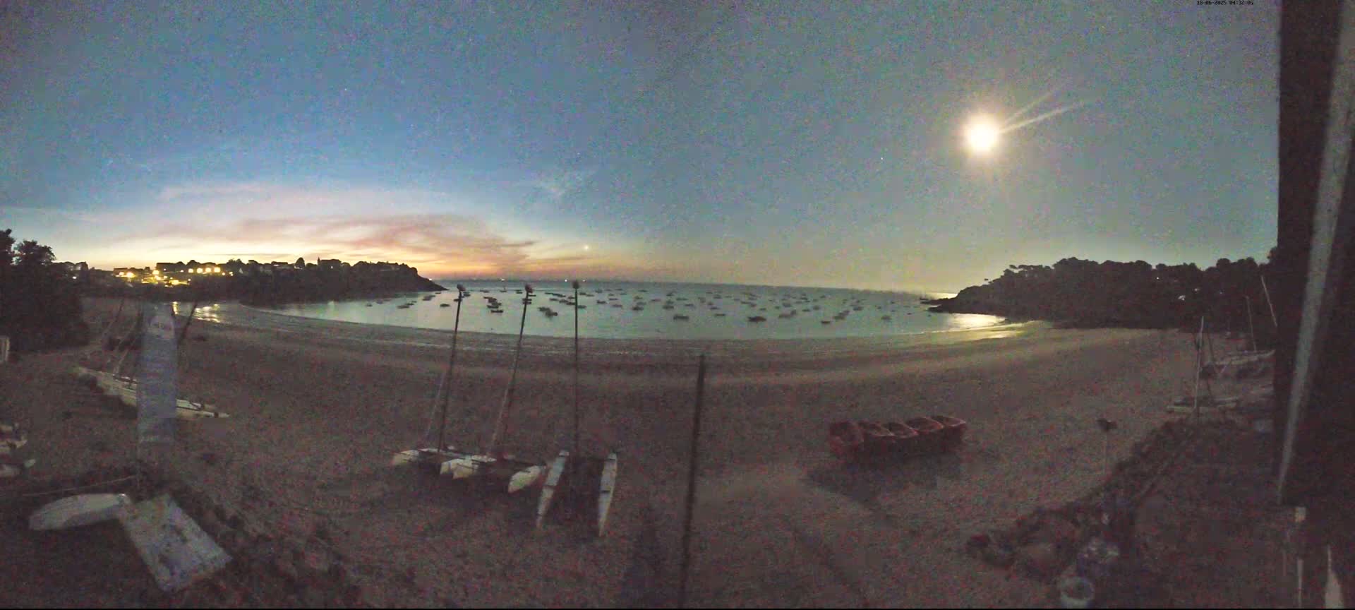Cancale,  Plage de Port Mer Beach Live Cam - Saint-Malo, 	Ille-et-Vilaine, Bretagne, France