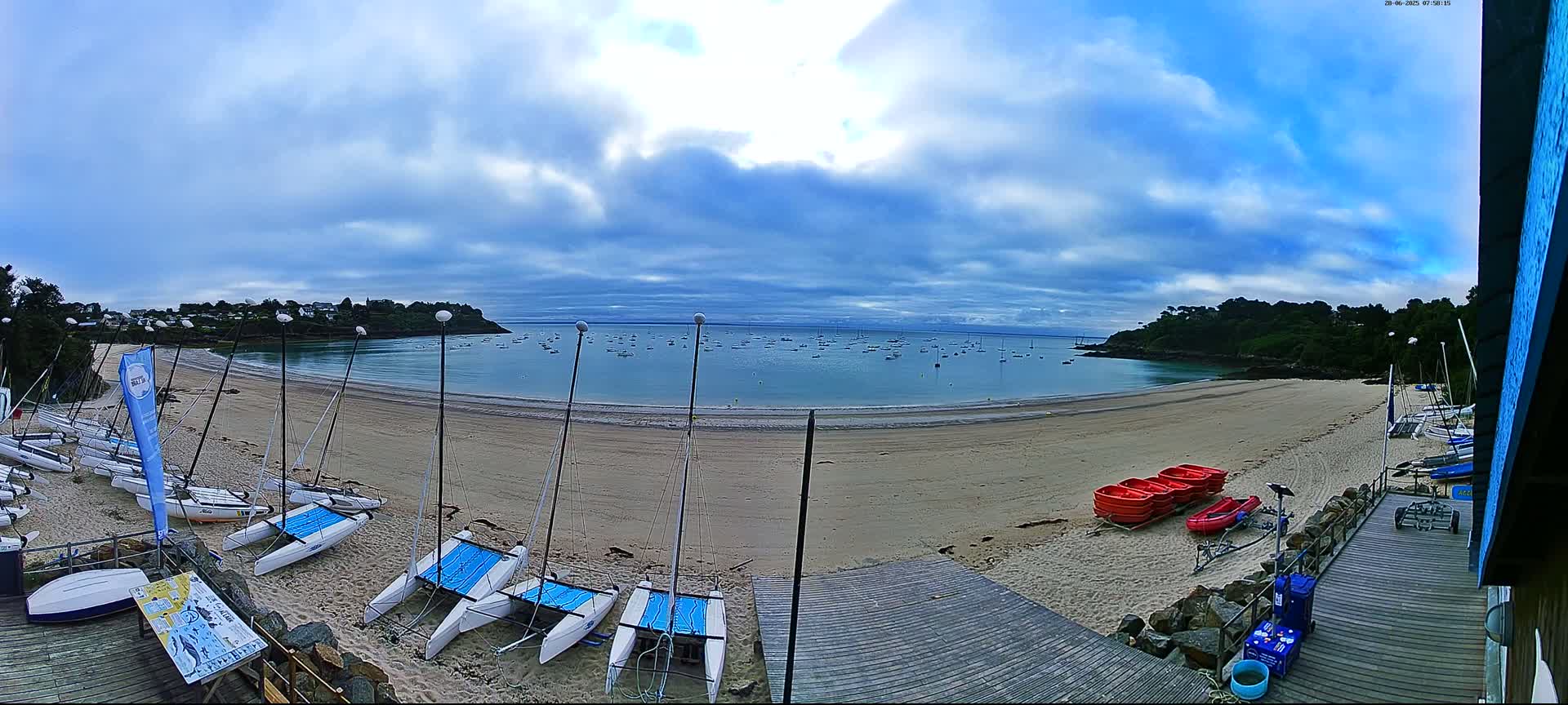 Cancale,  Plage de Port Mer Beach Live Cam - Saint-Malo, 	Ille-et-Vilaine, Bretagne, France