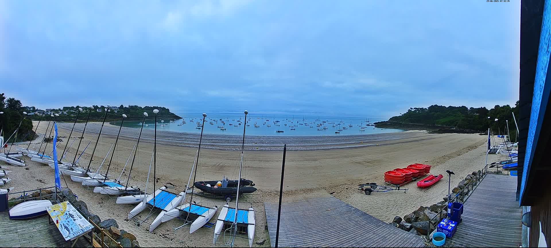 Cancale,  Plage de Port Mer Beach Live Cam - Saint-Malo, 	Ille-et-Vilaine, Bretagne, France