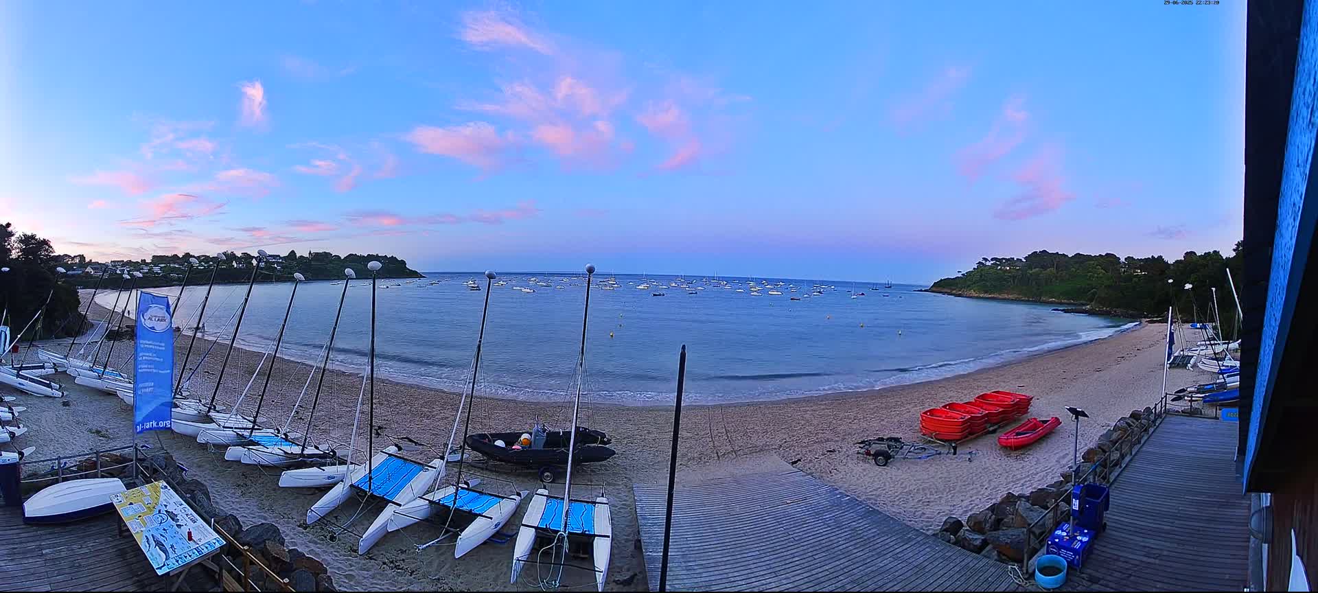 Cancale,  Plage de Port Mer Beach Live Cam - Saint-Malo, 	Ille-et-Vilaine, Bretagne, France