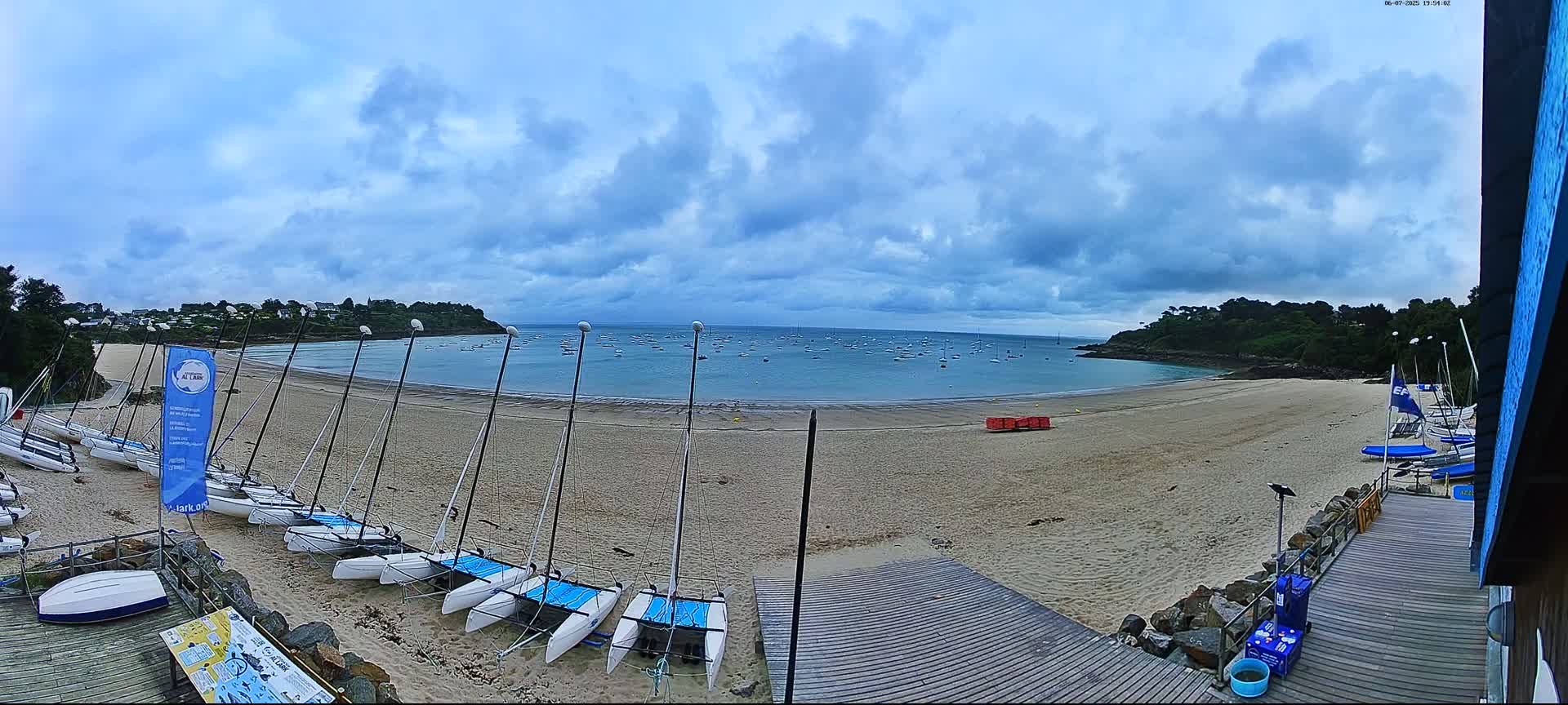 Cancale,  Plage de Port Mer Beach Live Cam - Saint-Malo, 	Ille-et-Vilaine, Bretagne, France