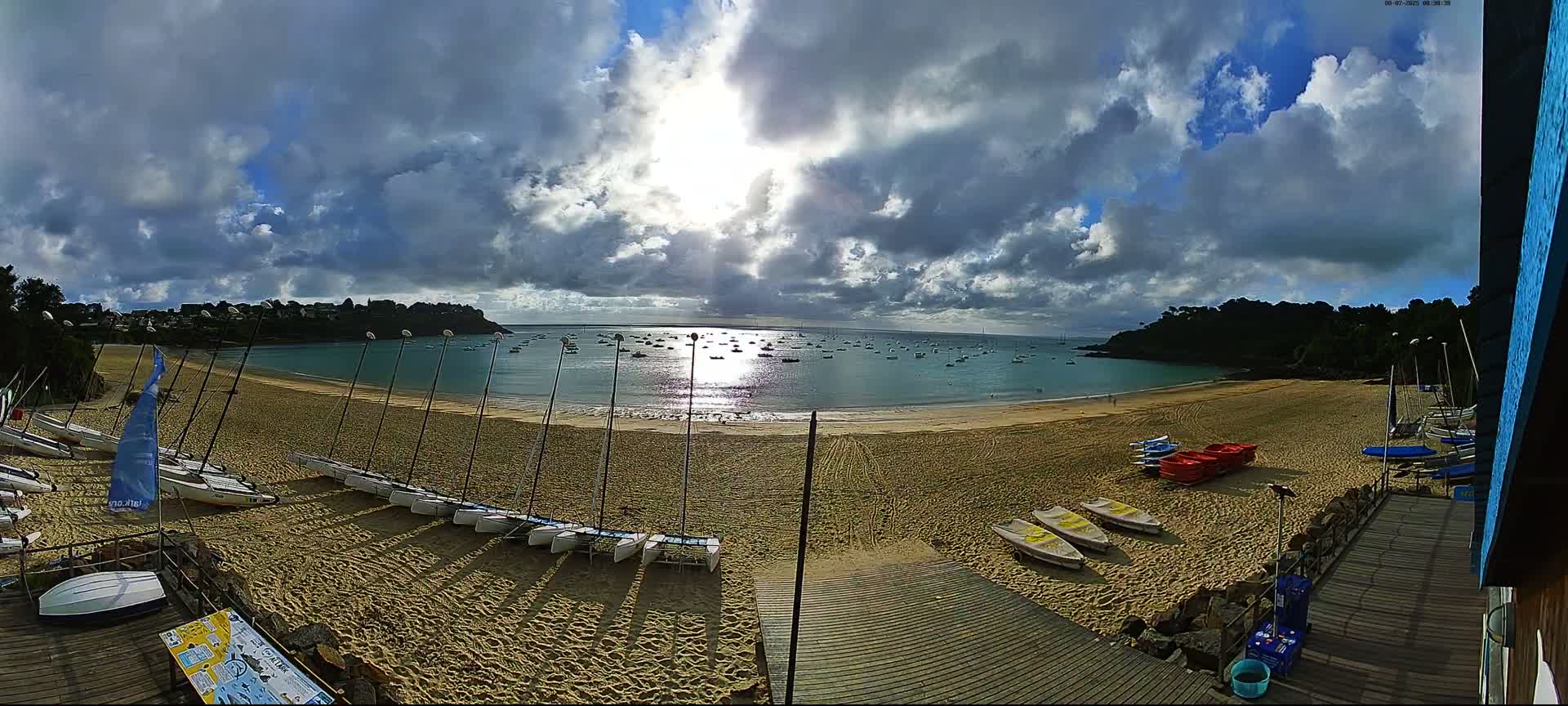 Cancale,  Plage de Port Mer Beach Live Cam - Saint-Malo, 	Ille-et-Vilaine, Bretagne, France
