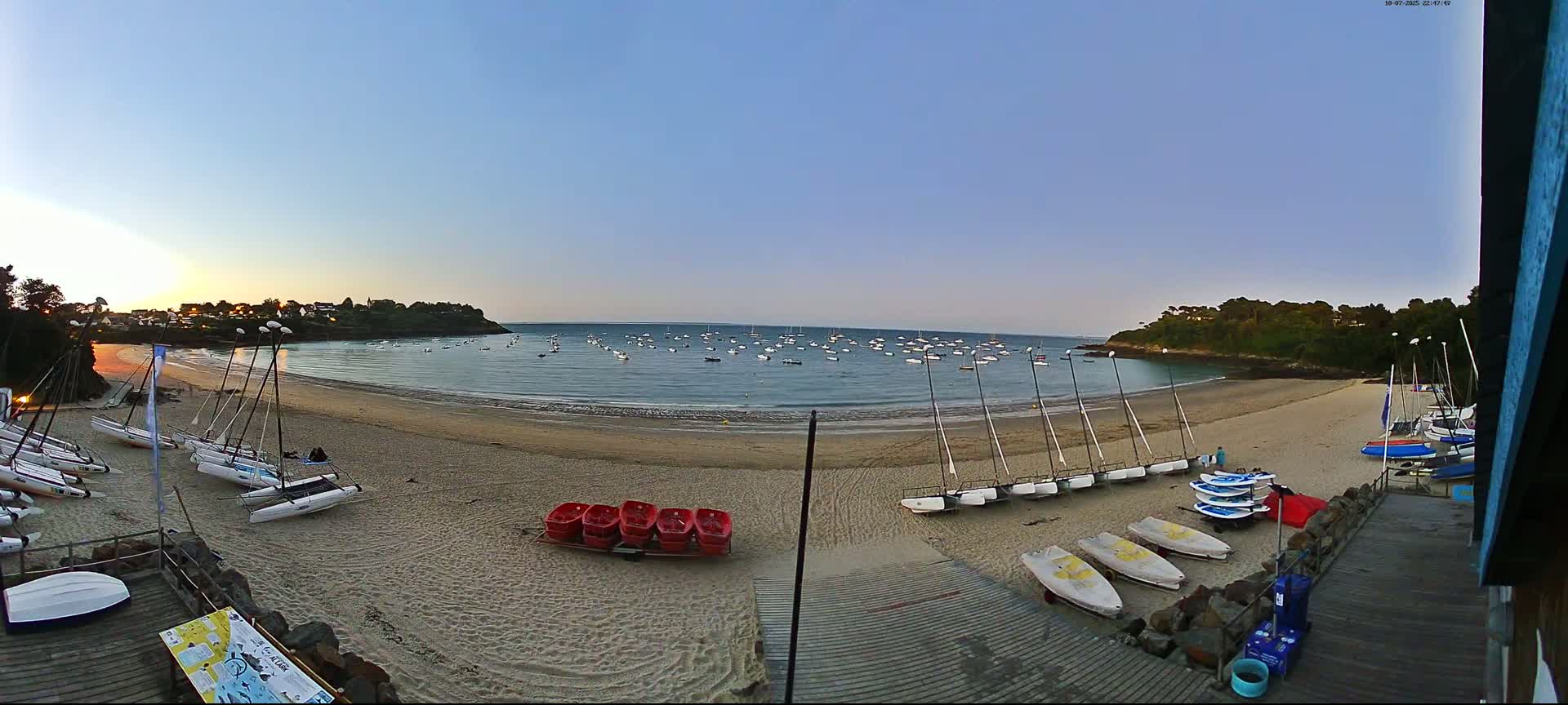 Cancale,  Plage de Port Mer Beach Live Cam - Saint-Malo, 	Ille-et-Vilaine, Bretagne, France