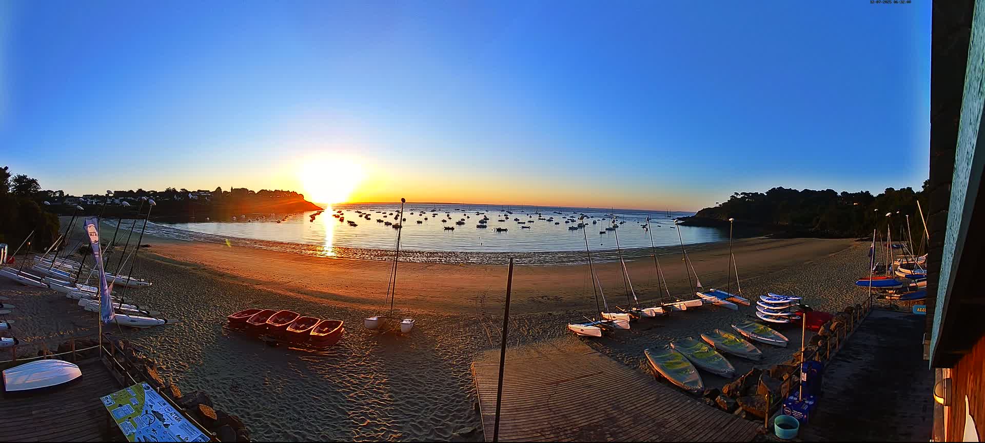 Cancale,  Plage de Port Mer Beach Live Cam - Saint-Malo, 	Ille-et-Vilaine, Bretagne, France