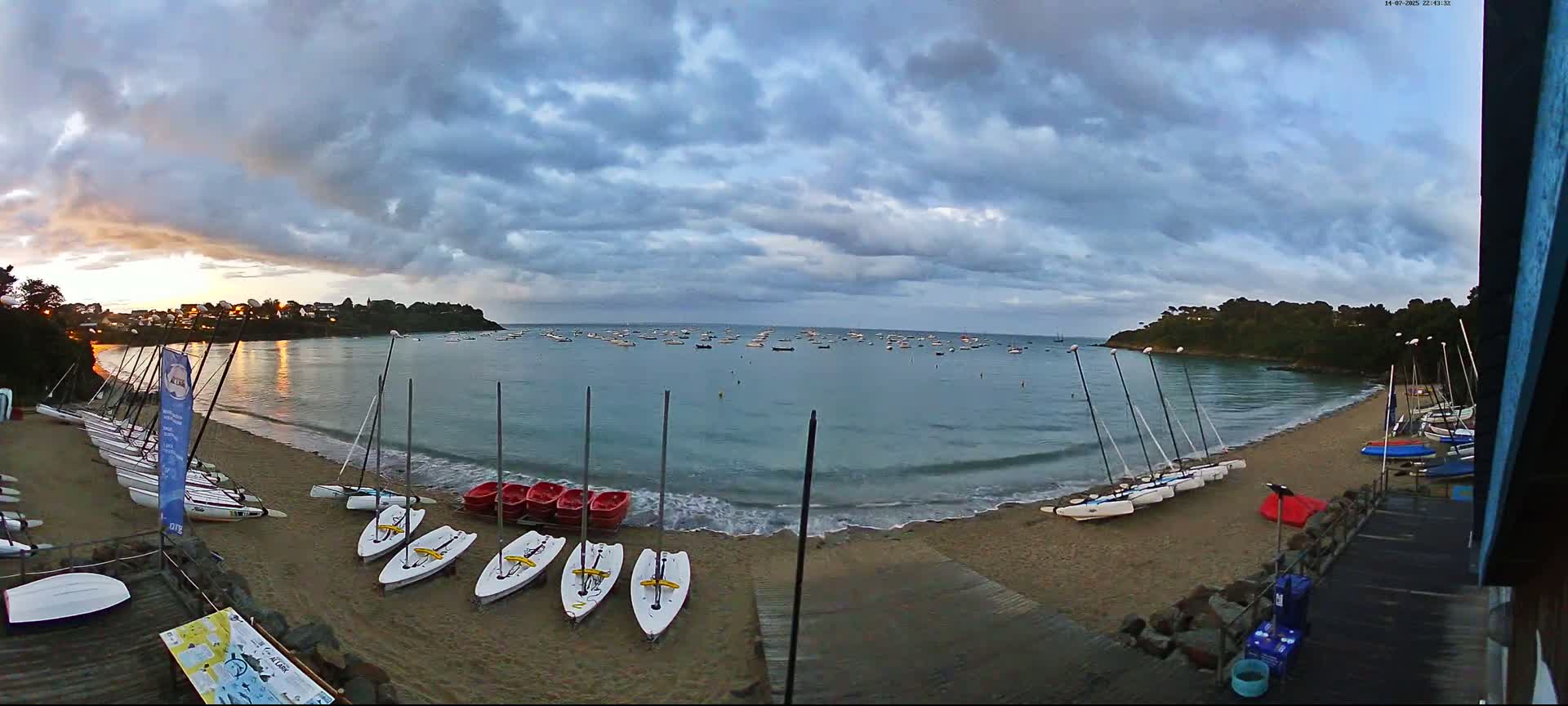 Cancale,  Plage de Port Mer Beach Live Cam - Saint-Malo, 	Ille-et-Vilaine, Bretagne, France