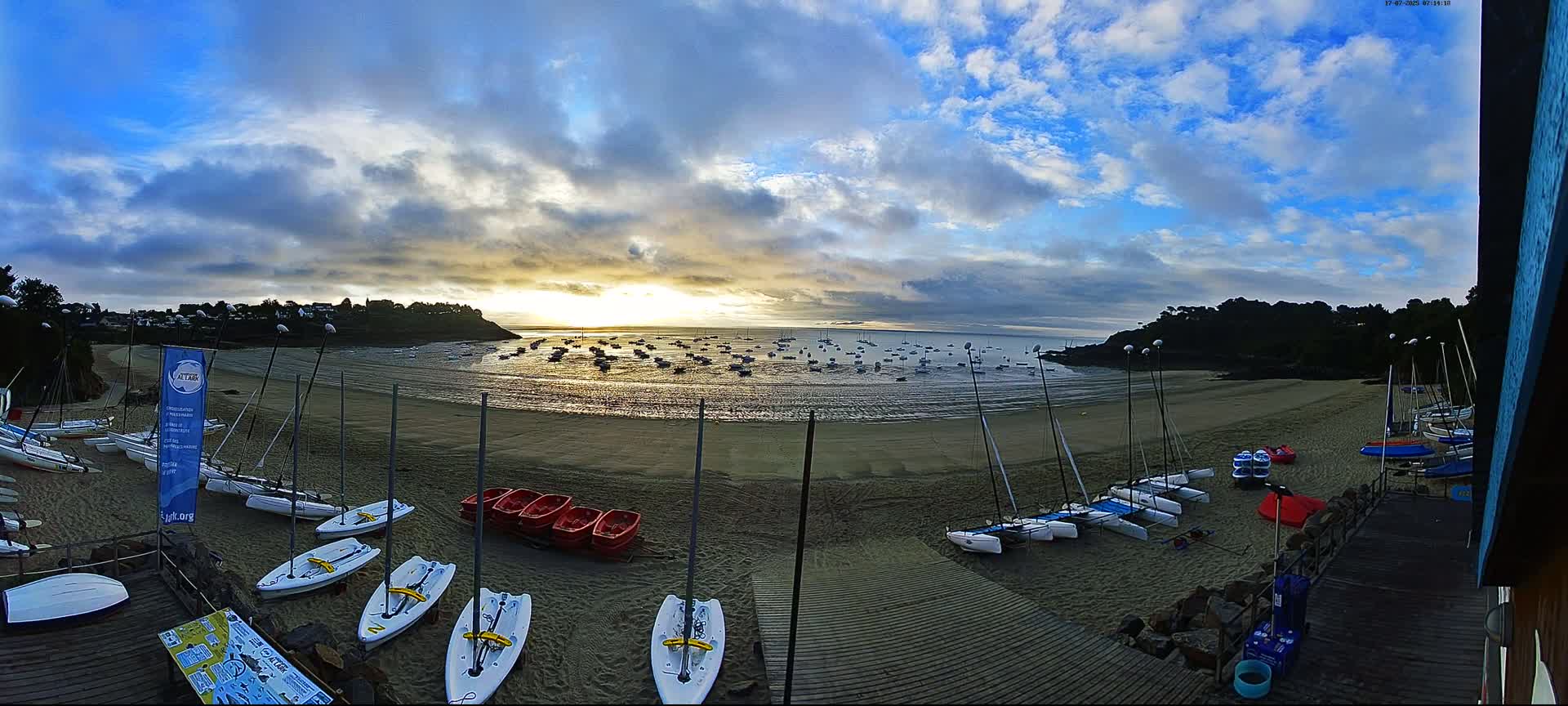 Cancale,  Plage de Port Mer Beach Live Cam - Saint-Malo, 	Ille-et-Vilaine, Bretagne, France