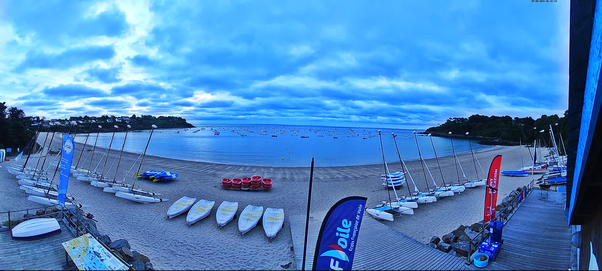 Cancale,  Plage de Port Mer Beach Live Cam - Saint-Malo, 	Ille-et-Vilaine, Bretagne, France
